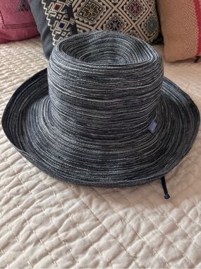 Wallaroo hat, like new